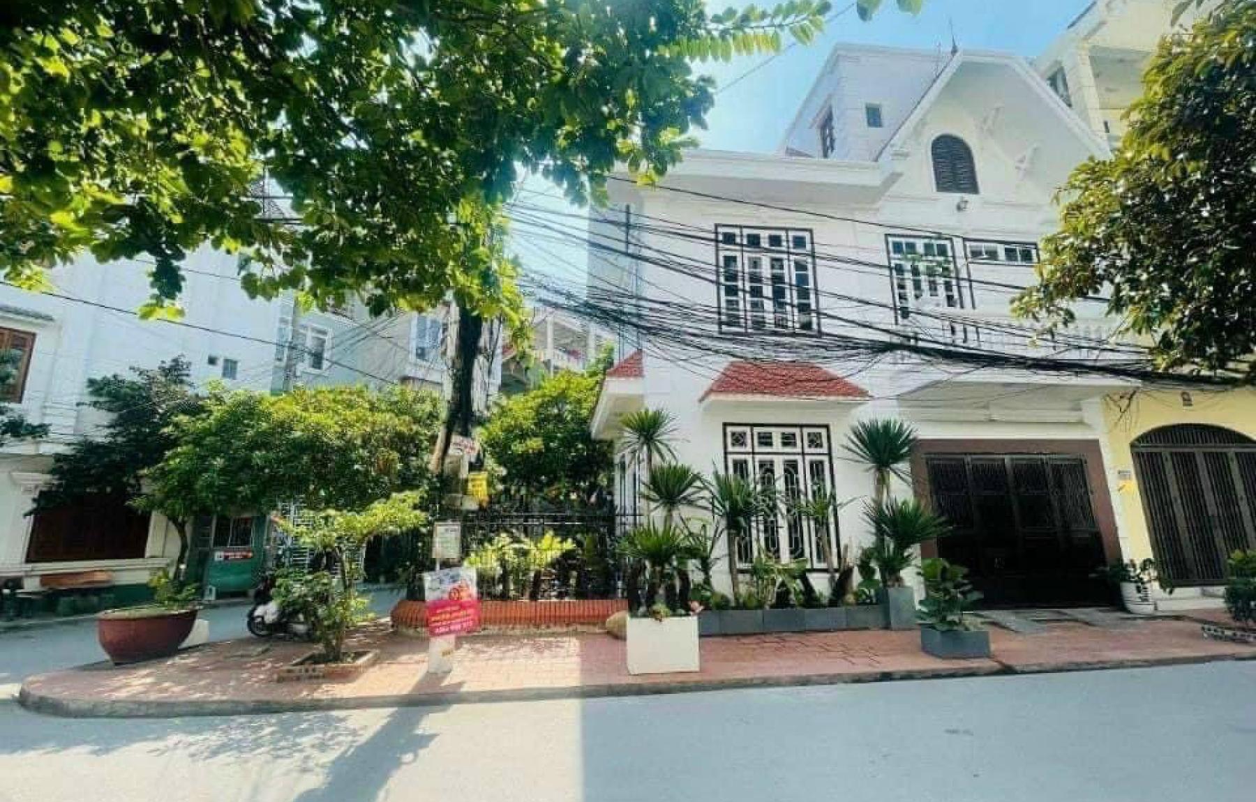 Biệt thự tam giác 3 tầng phố Đỗ Nhuận 193 Văn Cao