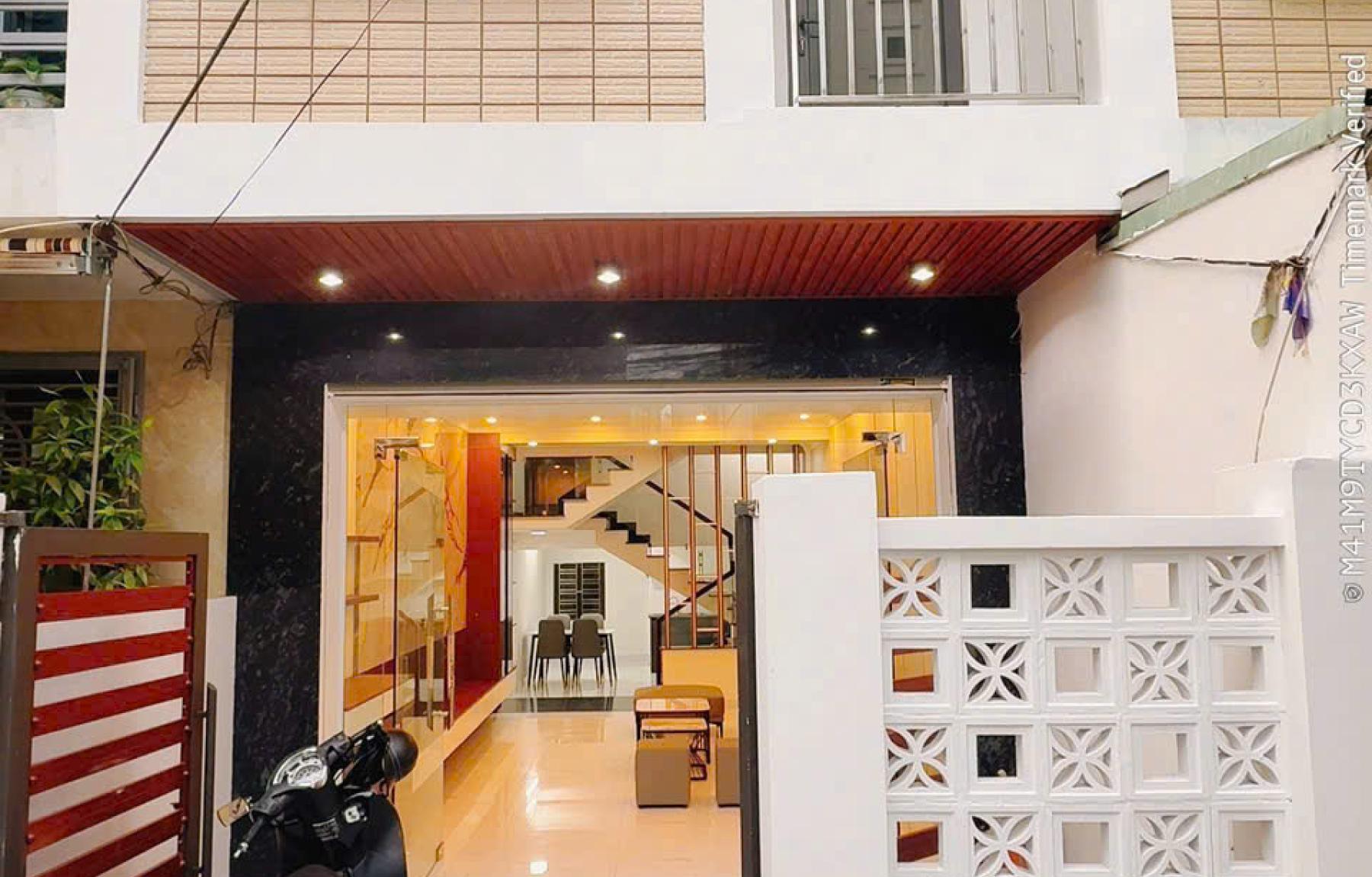 Nhà 4,5 tầng ngõ thông Lực Hành, Ngô Gia Tự oto đỗ cửa