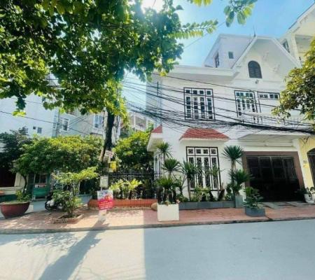 Biệt thự tam giác 3 tầng phố Đỗ Nhuận 193 Văn Cao